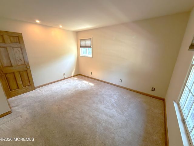 4 Glen Road, Howell, NJ 07731