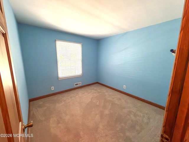 4 Glen Road, Howell, NJ 07731
