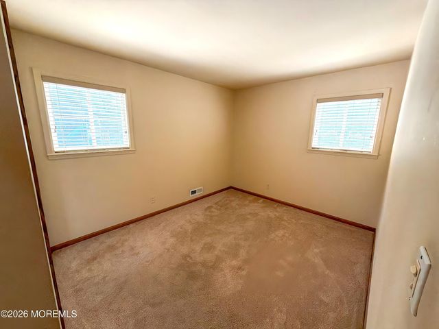4 Glen Road, Howell, NJ 07731