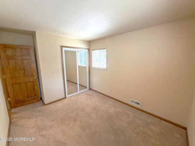 4 Glen Road, Howell, NJ 07731