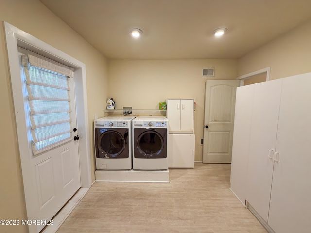 4 Glen Road, Howell, NJ 07731
