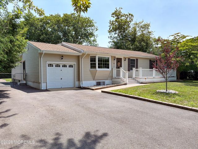 4 Glen Road, Howell, NJ 07731