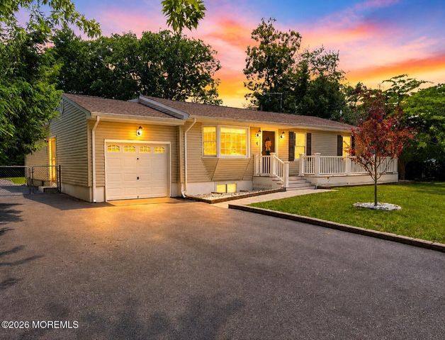 4 Glen Road, Howell, NJ 07731