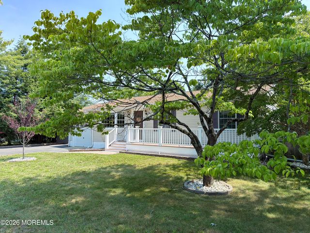 4 Glen Road, Howell, NJ 07731