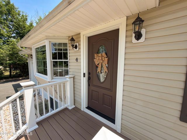 4 Glen Road, Howell, NJ 07731