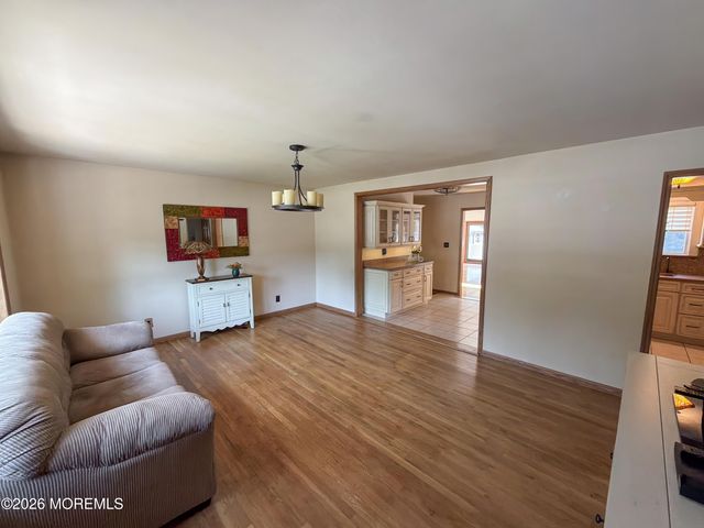 4 Glen Road, Howell, NJ 07731