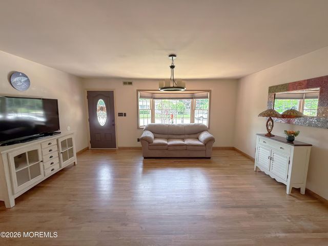 4 Glen Road, Howell, NJ 07731