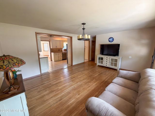 4 Glen Road, Howell, NJ 07731