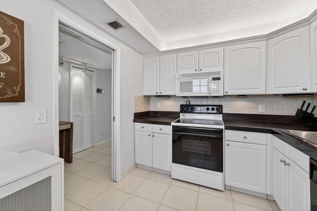 575 Oaks Lane 1002, Pompano Beach, FL 33069