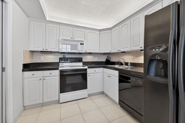575 Oaks Lane 1002, Pompano Beach, FL 33069