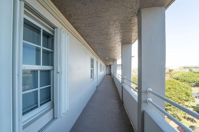 575 Oaks Lane 1002, Pompano Beach, FL 33069