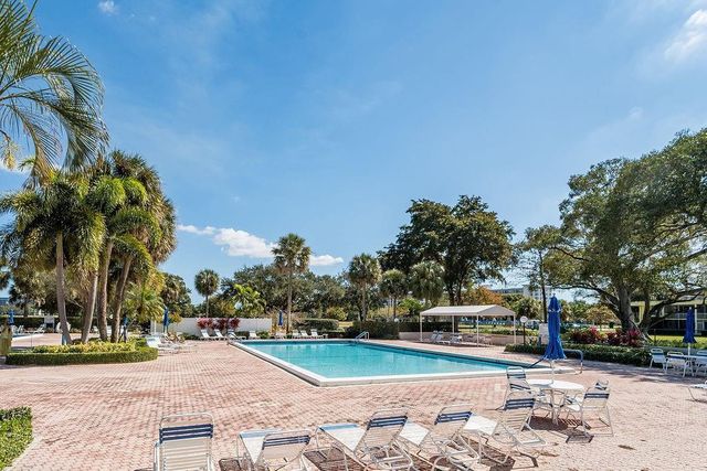 575 Oaks Lane 1002, Pompano Beach, FL 33069