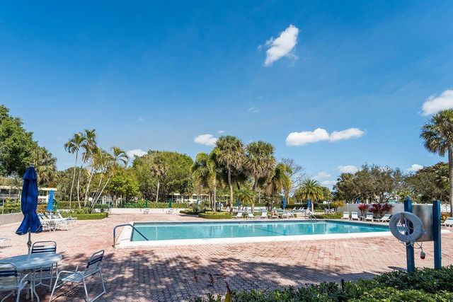 575 Oaks Lane 1002, Pompano Beach, FL 33069