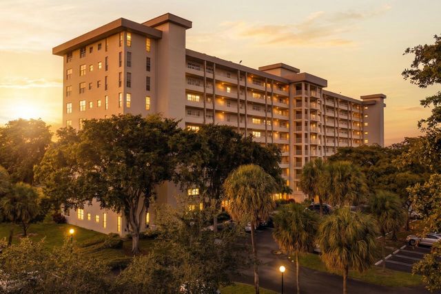 575 Oaks Lane 1002, Pompano Beach, FL 33069