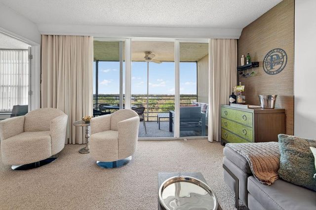 575 Oaks Lane 1002, Pompano Beach, FL 33069