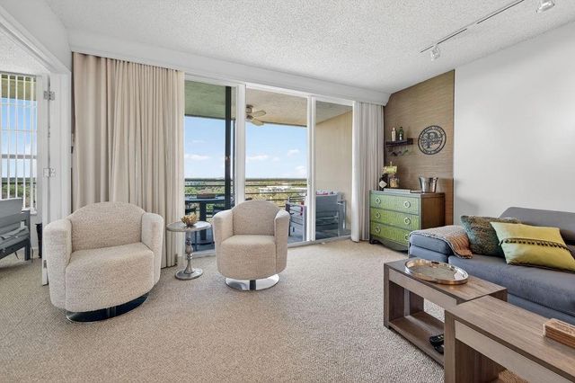 575 Oaks Lane 1002, Pompano Beach, FL 33069