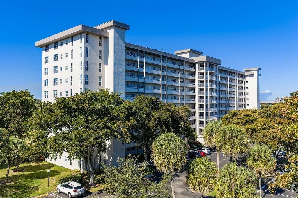 575 Oaks Lane 1002, Pompano Beach, FL 33069