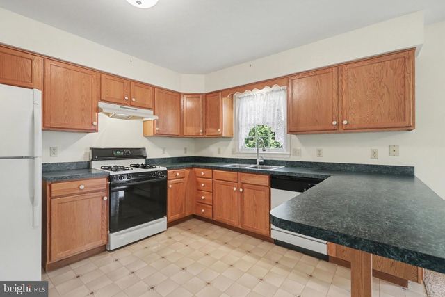 33 BLUE SPRUCE DR, Enola, PA 17025