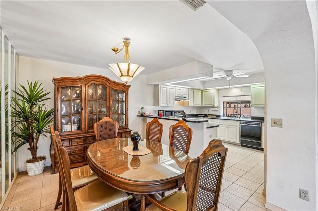 Image 23 of property listing at 5510 SW 4th PL 605, Cape Coral, FL 33914