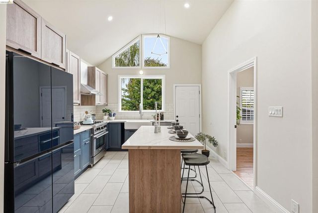3214 Stuart St, Oakland, CA 94602