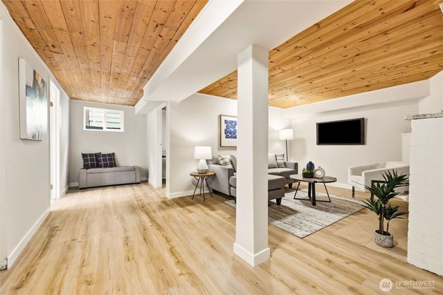 10713 15th Avenue NE, Seattle, WA 98125