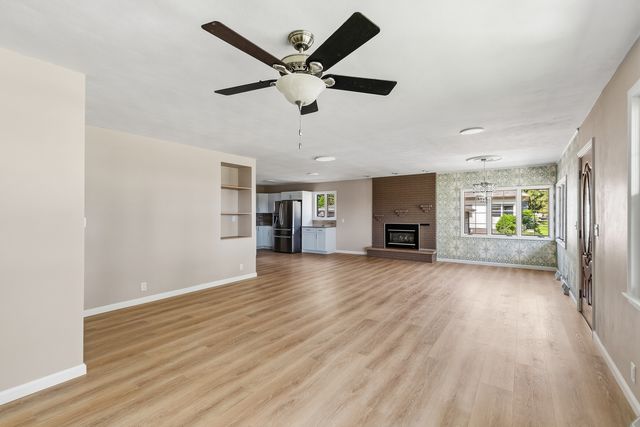 105 W Price Street, Eldridge, IA 52748
