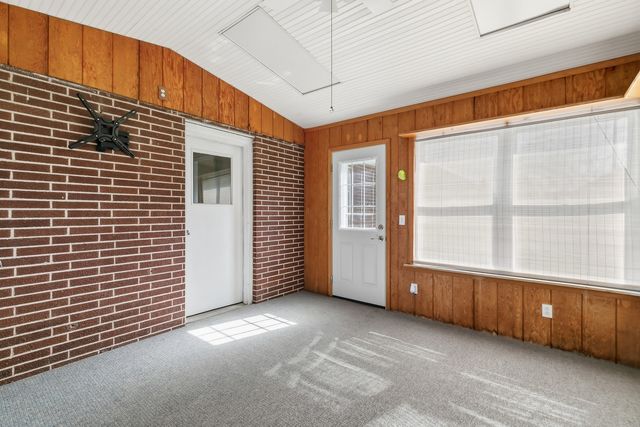 105 W Price Street, Eldridge, IA 52748