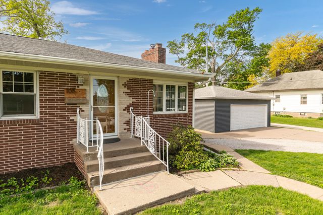 105 W Price Street, Eldridge, IA 52748