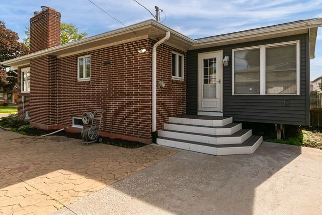 105 W Price Street, Eldridge, IA 52748