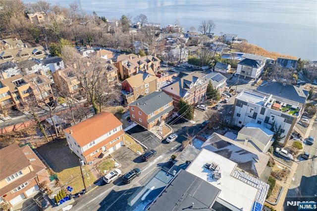 13 Casta Lane 2, Edgewater, NJ 07020