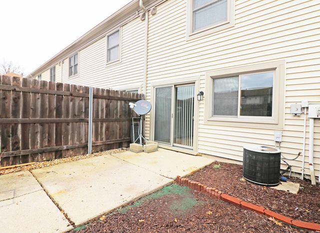 1723 Sessions Walk, Hoffman Estates, IL 60195