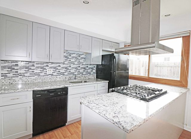 1723 Sessions Walk, Hoffman Estates, IL 60195