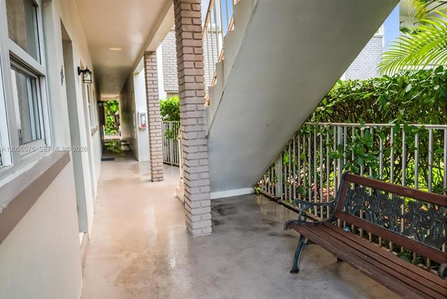 1541 NE 34th Court 104, Oakland Park, FL 33334