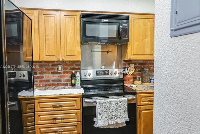 1541 NE 34th Court 104, Oakland Park, FL 33334