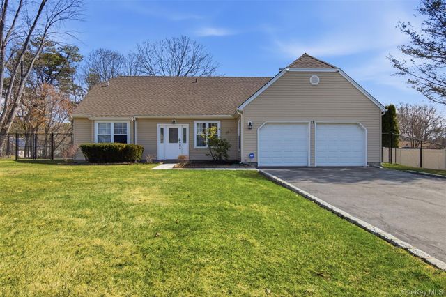 11 Royal Drive, Coram, NY 11727