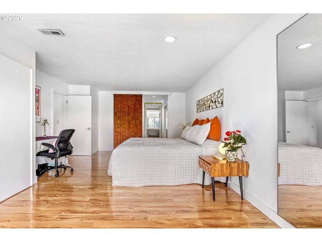 17011 Sw VERSAILLES Ln, Portland, OR 97224