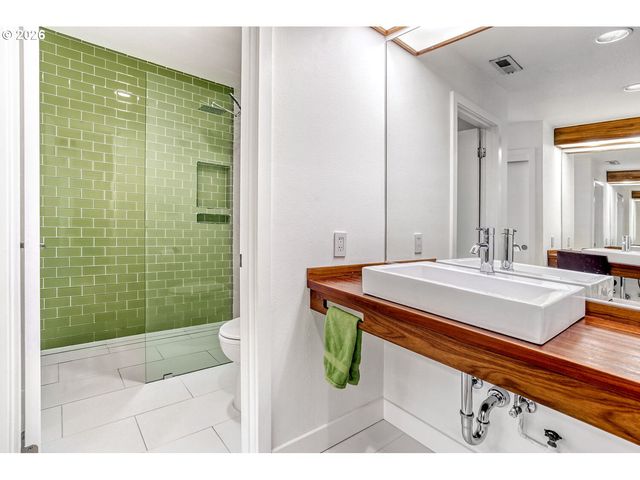 17011 Sw VERSAILLES Ln, Portland, OR 97224
