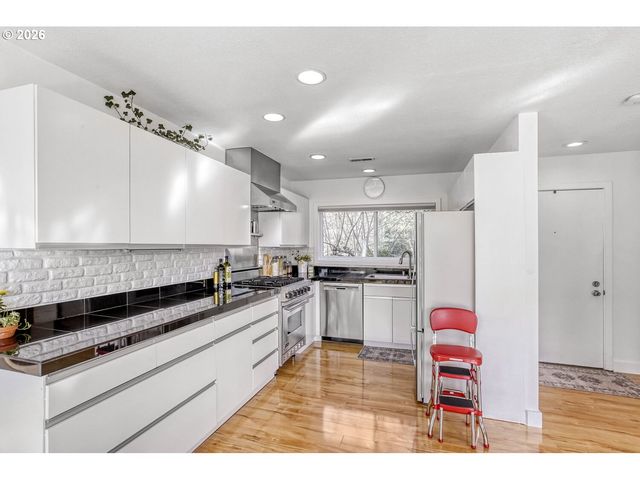 17011 Sw VERSAILLES Ln, Portland, OR 97224