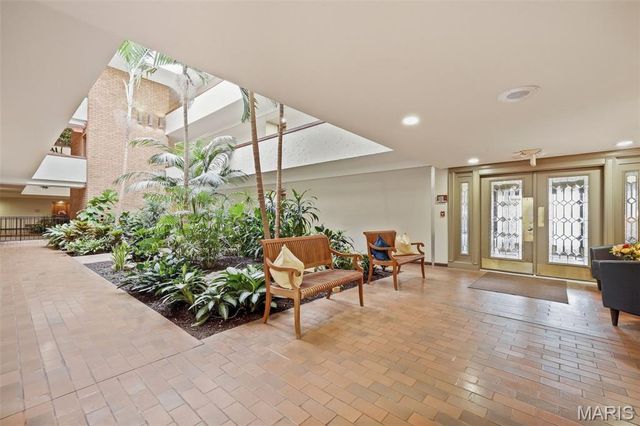 950 E Rue De La Banque 314, St Louis, MO 63141