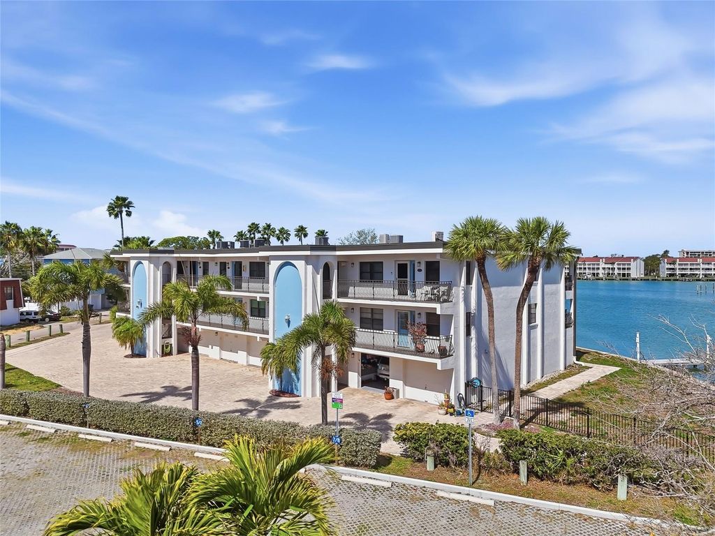 11901 LAGOON LANE 303, Treasure Island, FL 33706