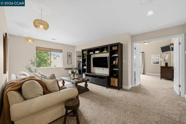 9013 Elk Dr, Clayton, CA 94517