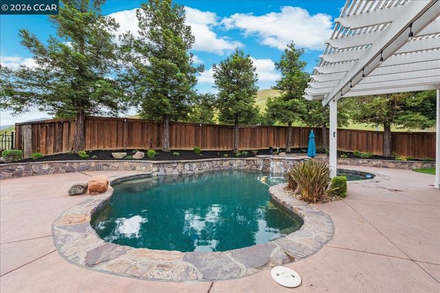 9013 Elk Dr, Clayton, CA 94517