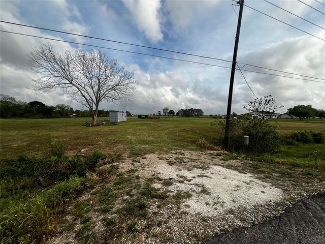 9715 County Road 171, Liverpool, TX 77577