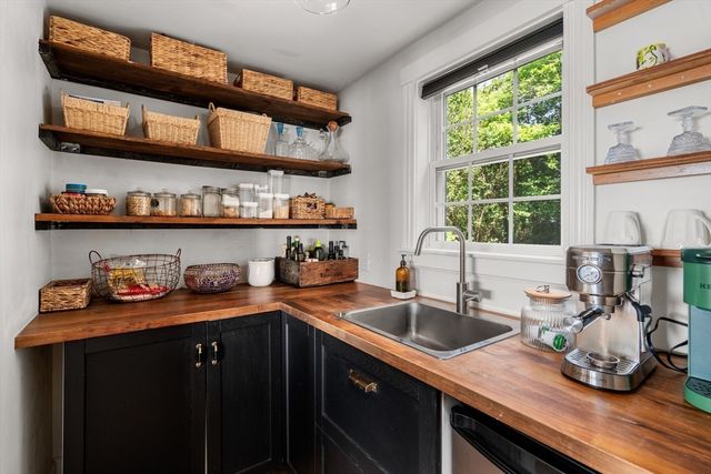 27 Dorchester St, Quincy, MA 02171