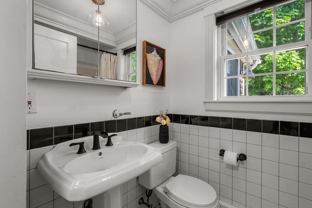 27 Dorchester St, Quincy, MA 02171