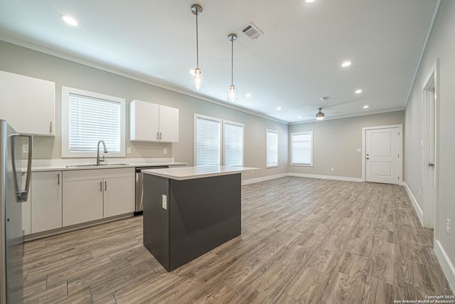 2115 W Houston, San Antonio, TX 78207