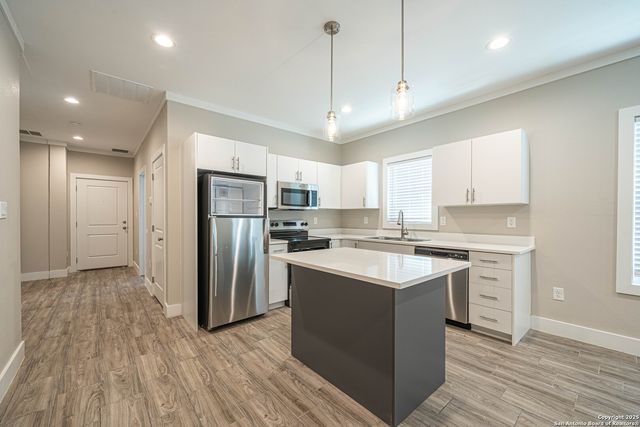 2115 W Houston, San Antonio, TX 78207