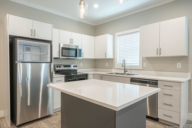 2115 W Houston, San Antonio, TX 78207