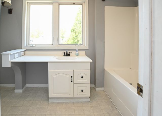 1322 J Street SW, Cedar Rapids, IA 52404