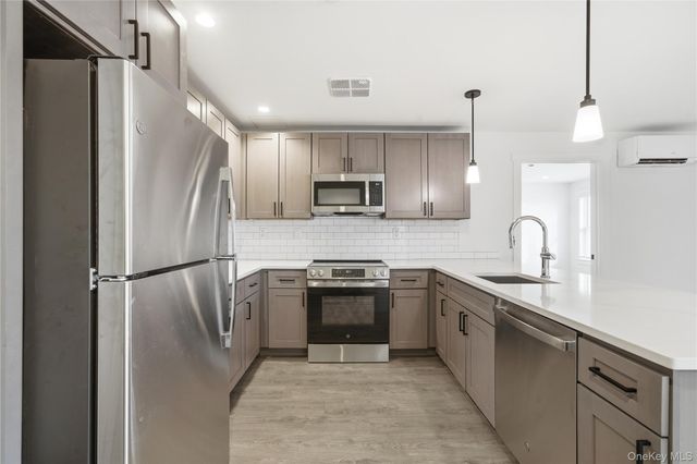 180 Deer Park Avenue 303, Babylon, NY 11702